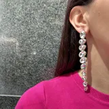 Caravanas largas con diseño de cristales en color plata, perfectas para ocasiones especiales.