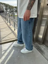 Pantalón de jean celeste claro, corte amplio tipo baggy.