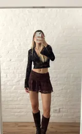 Minifalda marrón de encaje con short interno.