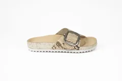 Sandalias bajas con estampado de piel de serpiente, con hebilla metálica plateada.