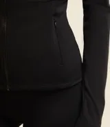 Campera deportiva negra confeccionada en poliamida y elastano, con cuello alto, cierre delantero por cremallera y bolsillos laterales.