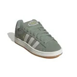 Championes Adidas Campus 00s color verde con las tres tiras laterales en blanco y suela blanca con base marrón.