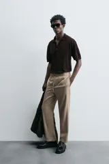 Pantalón color topo de corte recto, con cintura elástica ajustable con cordón, bolsillos laterales y bolsillos de vivo en la espalda.