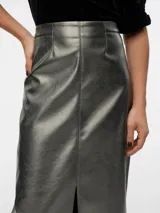 Falda midi de cuero sintético color gris plomo, de corte recto con abertura frontal.