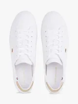 Zapatillas Tommy Hilfiger blancas de lona, con suela de goma vulcanizada, talón metalizado color dorado y logo de la marca bordado en el lateral.