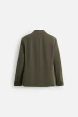 Blazer slim fit color verde oliva confeccionada en tejido con viscosa. Cuello con solapas de muesca, manga larga acabada en puño con detalle de botones, bolsillo de vivo en pecho y de solapa en cadera. Detalle bolsillo interior, bajo con aberturas en espalda y cierre frontal con botones.