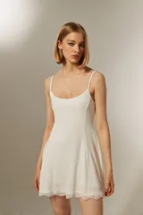 Vestido mini blanco de poliéster, corte al cuerpo, con lazo y cuello cuadrado.