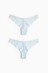 Pack de dos bombachas brasileñas de encaje celeste, de tiro bajo con cintura en V y corte alto atrás.