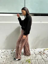 Sweater tejido negro de media polera con manga murciélago.