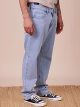 Pantalón de jean celeste de corte recto.