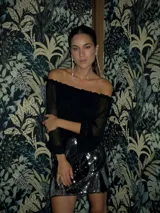 Top negro de gasa con escote off-shoulder y mangas largas abullonadas con elástico.