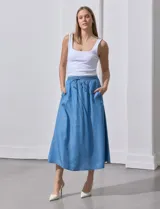 Falda larga de lyocell color celeste, con pretina ancha elastizada con lazo y bolsillos delanteros.
