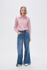 Pantalón de jean azul de corte ancho con terminación desflecada.