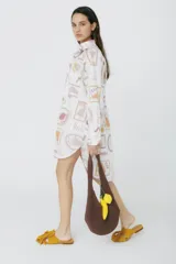 Camisa blanca de manga larga con estampado de frutas y verduras.