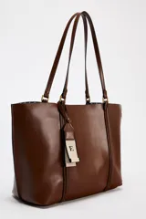 Bolso negro tipo shopper con asa de hombro, detalle de colgador y bolsillo interior maxi. Cierre mediante imán.