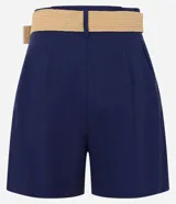Short clochard azul marino de viscolino con trabillas en la cintura, cinturón con hebilla de madera y pliegues.