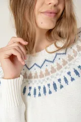 Sweater tejido color verde agua con cuello redondo y diseño de ochos con detalles rosados en la parte superior.