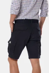 Bermuda cargo gris con cinturón, confeccionada en tejido de algodón con elasticidad, con bolsillos laterales y detalles en bolsillos traseros con solapa.