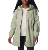 Campera impermeable Columbia para mujer, modelo Splash Side II, color verde safari. Con tecnología Omni-TECH™ impermeable y transpirable, costuras selladas, capucha ajustable, cintura ajustable, bolsillos para las manos, puños elásticos y faldón posterior.