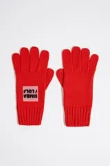 Guantes de punto color crudo con logo de la marca en relieve.