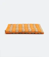 Clutch de playa con cierre superior y diseño a rayas horizontales en color naranja y beige.