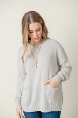 Sweater celeste de lana y viscosa, de corte holgado, con cuello redondo y bolsillos frontales.