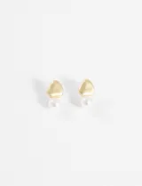 Par de caravanas doradas con forma irregular y perla colgante.