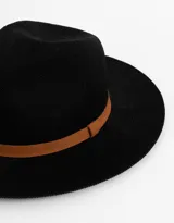Sombrero fedora negro con cinta decorativa marrón.