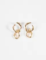 Par de aros colgantes plateados con diseño irregular y dos eslabones entrelazados.