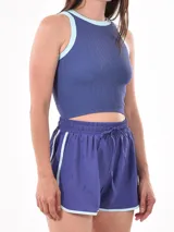 Short deportivo negro con cintura elástica ajustable con cordón, ribete blanco en ruedo y laterales.
