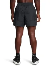 Short deportivo negro de tejido de alto rendimiento, inspirado en la colección Terrace96 de Under Armour. Diseño con corte holgado y cintura elástica. Ideal para entrenamiento y uso urbano.