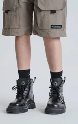 Bermuda color arcilla de corte oversize, con múltiples bolsillos y cinturón con hebilla.