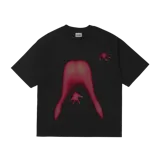 Remera negra de algodón, corte oversize y estampado en el frente de una figura humana distorsionada en tonos rojos.