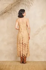 Vestido midi blanco con breteles finos y detalle de círculos en relieve.