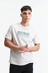 Remera blanca de algodón con cuello redondo y logo estampado en el pecho.