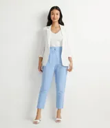 Pantalón cigarrete celeste de lino y algodón, con pliegues delanteros, bolsillos laterales, cintura con elástico en la espalda y cierre con botones metálicos.