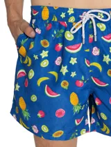 Short de baño celeste con estampado de caballitos de mar rosados. Tiene cintura elástica con cordón ajustable, bolsillos laterales y traseros.