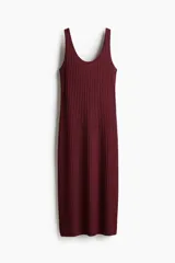 Vestido midi de breteles finos, color borgoña, confeccionado en tejido de punto acanalado. Diseño ajustado con escote en U en delantero y espalda, y bajo recto con tajo atrás.