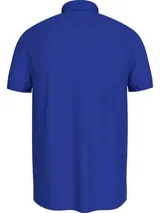 Chomba azul de Tommy Hilfiger, modelo 1985, de corte regular, con cuello tipo chomba, cartera de dos botones, mangas cortas y logo bordado en el pecho.