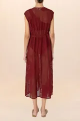 Kimono largo color vino con detalles bordados y lazo en la cintura.