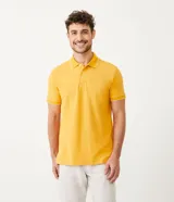 Polo de manga corta color amarillo, confeccionada en tejido de piqué con cuello clásico y tapeta de dos botones. Presenta ribetes blancos en cuello y mangas.