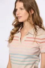 Remera tipo polo color beige con rayas horizontales en tonos pastel.