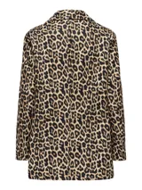 Blazer largo con estampado de leopardo, solapas de muesca, cierre frontal con dos botones y bolsillos delanteros con solapa.