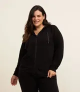 Campera deportiva negra con capucha ajustable con cordones, cierre frontal con cremallera, bolsillos tipo canguro y mangas raglán. Confeccionada en poliviscosa.