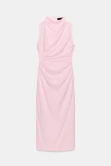 Vestido midi sin mangas, color rosa pálido, con cuello alto y detalle de frunces y drapeado asimétrico en el torso.