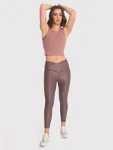 Musculosa corta azul de tejido acanalado, con cuello redondo y logo bordado en el pecho.