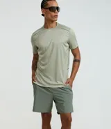 Bermuda deportiva color verde oliva, confeccionada en tejido tecnológico con toque leve y elástico. Cuenta con cintura elástica, cordón interno, bolsillos laterales y estampado reflectivo lateral.