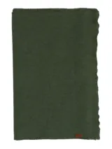 Bufanda unisex verde musgo de lana de oveja con flecos en los extremos.