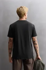 Remera deportiva color rosa claro, de tejido técnico ligero y elástico con estructura. Cuello redondo, manga corta, costuras planas y logo estampado.