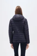 Campera acolchada negra, de manga larga y cuello alto, con cierre frontal.